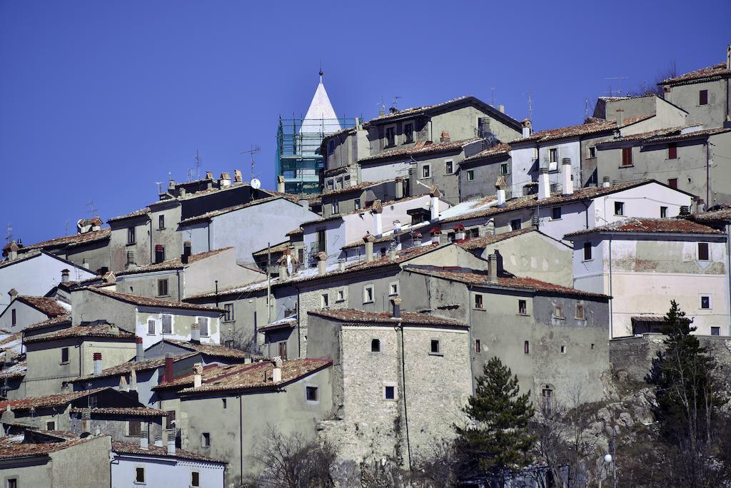 Robur Marsorum Albergo Diffuso Rocca di Mezzo Exterior photo